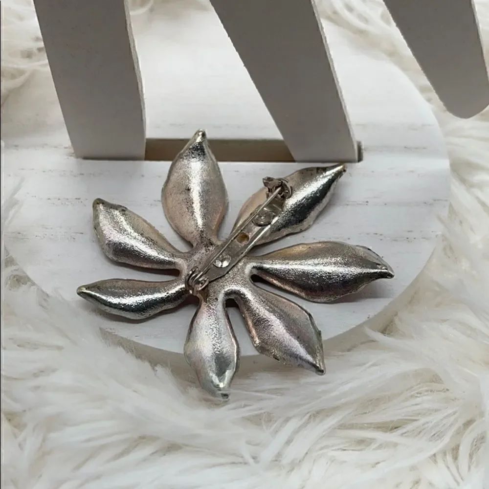 Large flower pin   - Picture 2 of 2